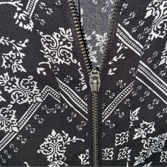 MAURICES Women’s Zip Neck sleeveless Blouse. Black & White SIZE MEDIUM - Picture 2 of 6